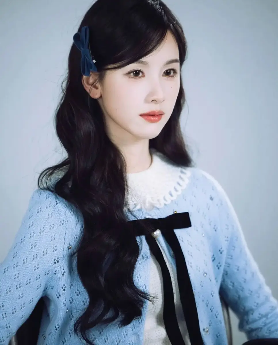 陈都灵穿蓝针织开衫清甜软萌 蓝丝绒发夹点缀少女感