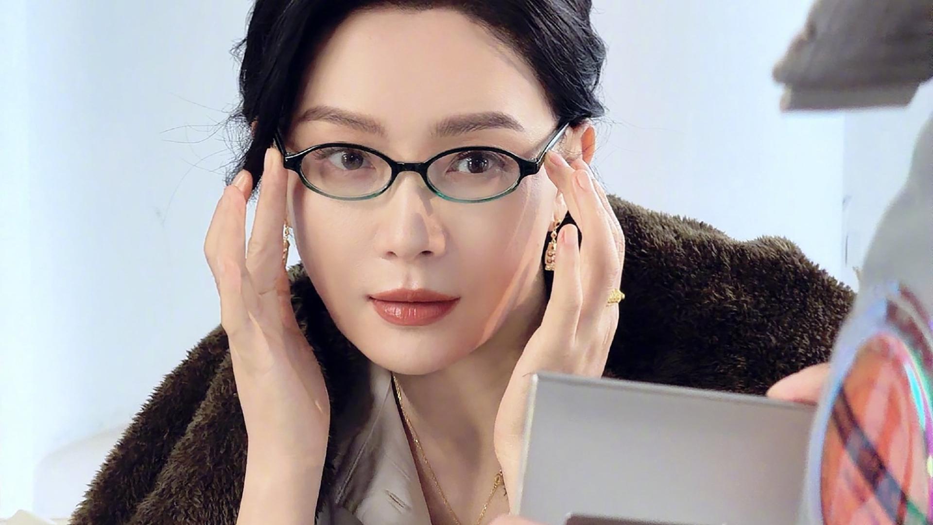 陈数戴眼镜那一刻，白衫黑裙都成了背景，静而有光才是主角