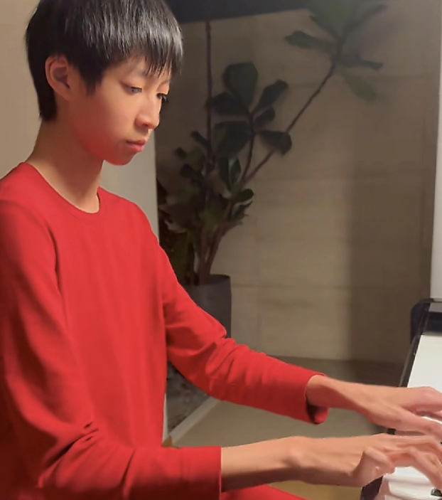 姚晨晒儿子弹钢琴
姚晨在社交平台晒出了一位少年穿着红色秋衣裤认真的在弹着钢琴，这