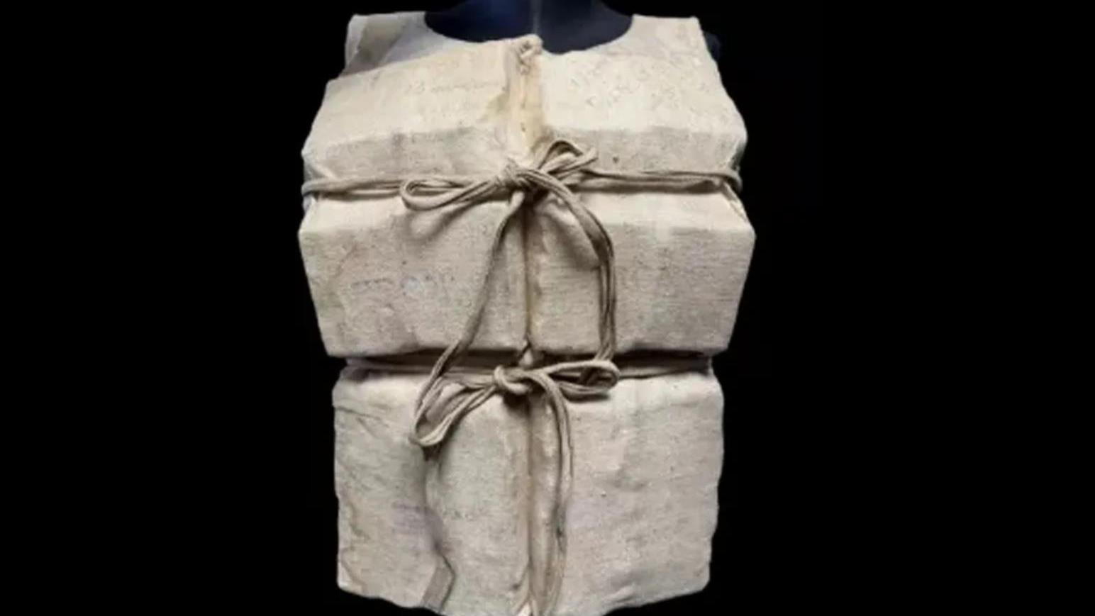 泰坦尼克号幸存者穿过的救生衣，在拍卖会上以近100万美元出售