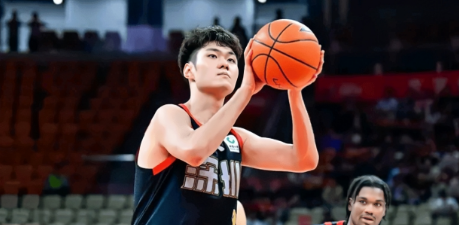 王浩然32分，深圳男篮主场大胜广厦。CBA常规赛，深圳男篮主场迎战广厦，这场比赛