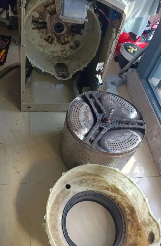 看完检测数据彻底被吓到！疾控中心抽检发现，长期未清洁的洗衣机，细菌总量竟是马桶的