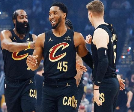 二三节收官时继续延续常规轮换，一度一大四小均被追回分数并反超。第四节最后领先八分