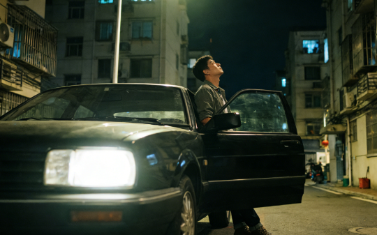 我帮暗恋的男同桌充了3年饭卡，10年后他掌管千亿集团，我去面试，他对面试官说：这人由我亲自面试