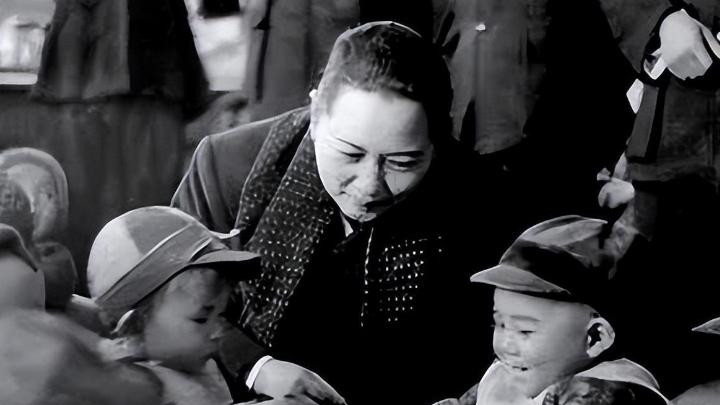 为养女借钱留学、索要哨子防身，“国母”的爱竟如此卑微