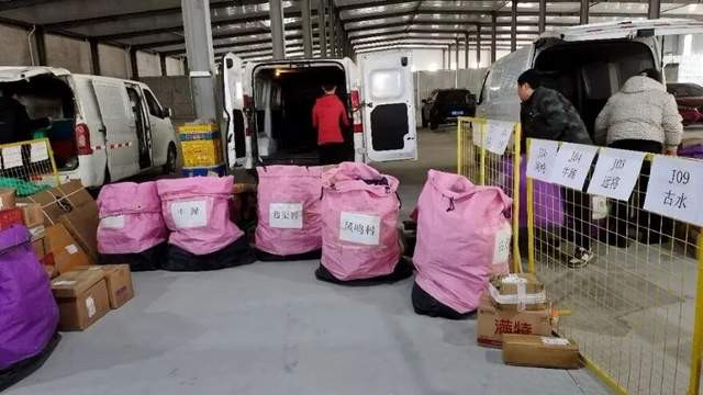 拼多多“千亿扶持”推动包裹入村，中转费由平台承担