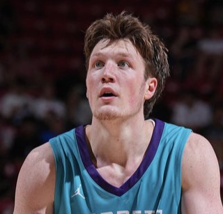 新秀期培养持球，这是再正确不过的决定。
黄蜂教练就像打开2k的新手，疯狂对着三分