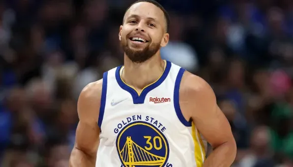 NBA常规赛，勇士主场迎战国王的比赛已经结束，最终勇士以110-105击败国王。