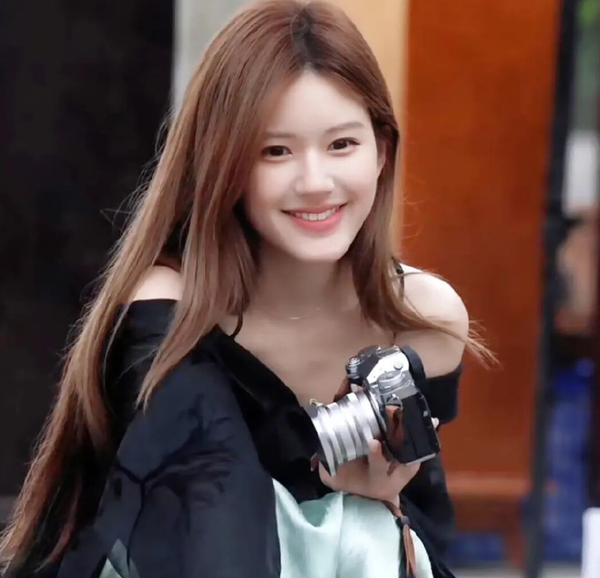 她的美经得起慢镜头，连发丝飘动的轨迹都充满韵律。