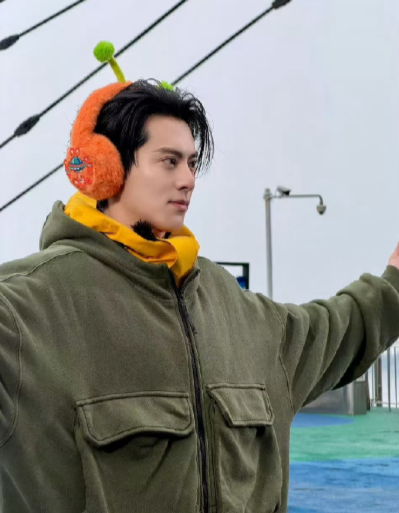 王鹤棣连着发了五个燃，宇宙爆闪团热血番现场燃燃燃燃燃！！！四棣仔玩得开心