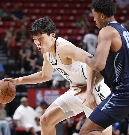 强如约老师这种控锋技术巅峰的打法，没有三分，也打得很难受，何况半成品的小杨。所以