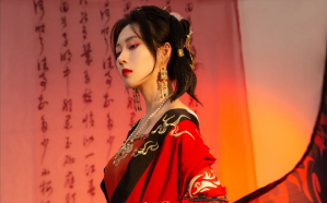 大婚夜太子第一百零九次花样寻死，我反手把他绑在床头：想死？问过本宫手里的刀了吗？