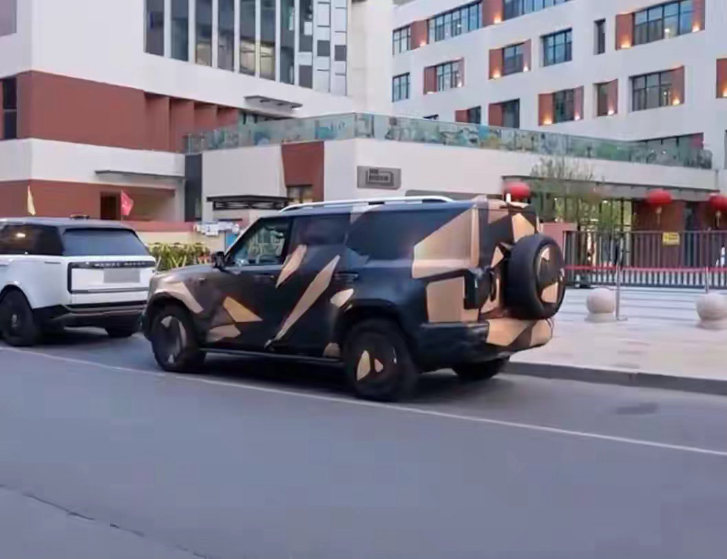 长城全新的方盒子硬派越野SUV谍照流出了，感觉要爆火！外观设计就是那种标志性的“