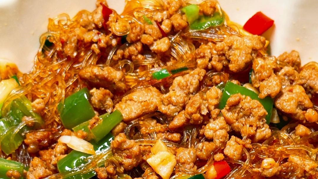 蒜香浓郁，爽滑入魂：一碗解忧的蚂蚁上树