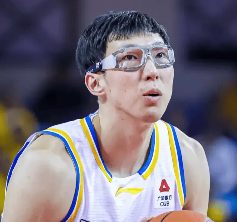 周琦是这么多年唯一一个年纪越大越不会投篮的中国球员

这么多年，技术好的，技术糙