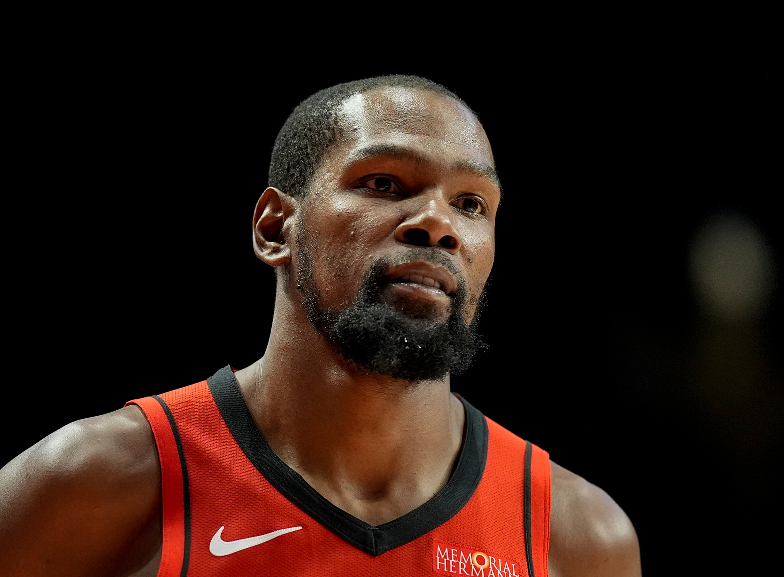 杜兰特复出的话，湖人完全可以两个人甚至三个人去包夹他。原因是火箭其他人太差。