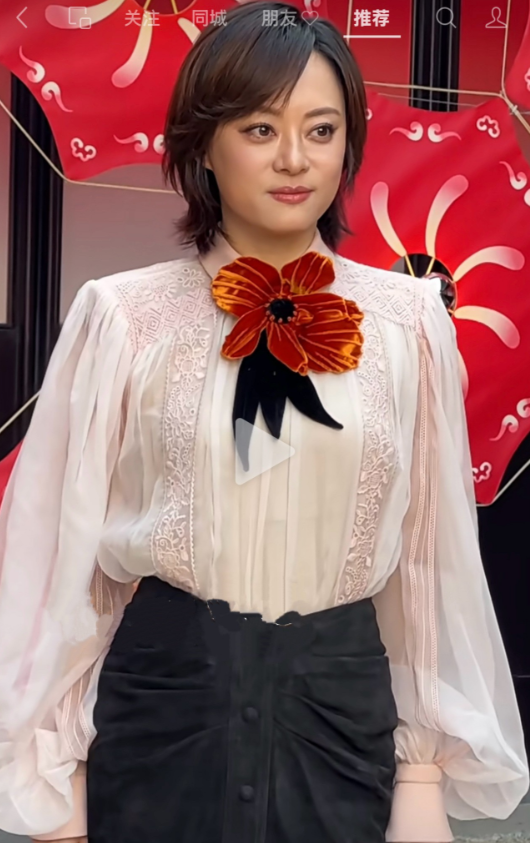 孙俪这身造型令人困惑。差点儿以为回到七十年代，走在村里遇见乡镇女干部了。繁复的花