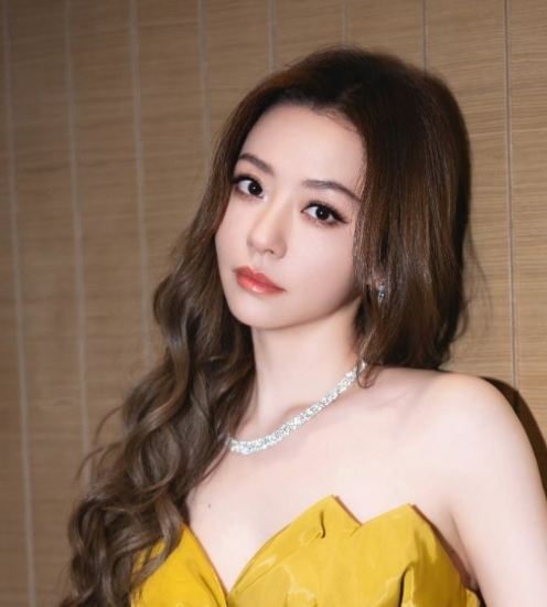 歌手张靓颖冲上了热搜
这次她是一点都不掩饰了，称自己做了医美，而且是在演唱会大庭