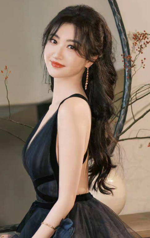 景甜深V露背黑纱裙写真，优雅与性感的天花板暴击