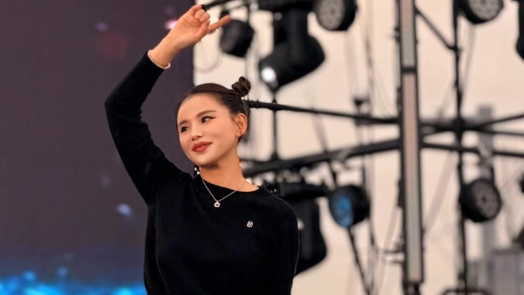 “电音公主”邵雨涵燃情九江马拉松汇演    经典金曲引爆八里湖畔