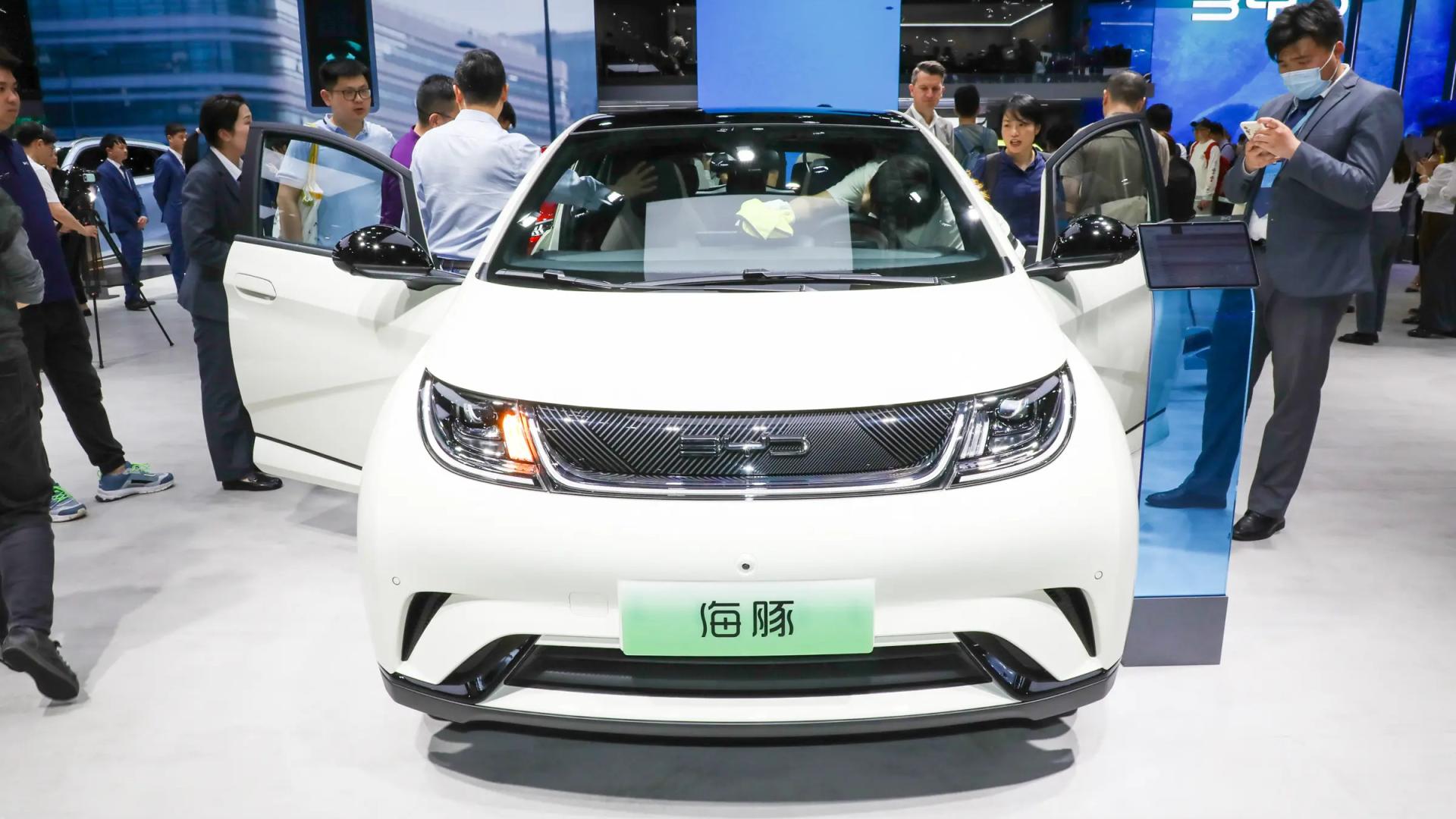 终端优惠超3.5万元，2025款比亚迪海豚适合“抄底”吗？