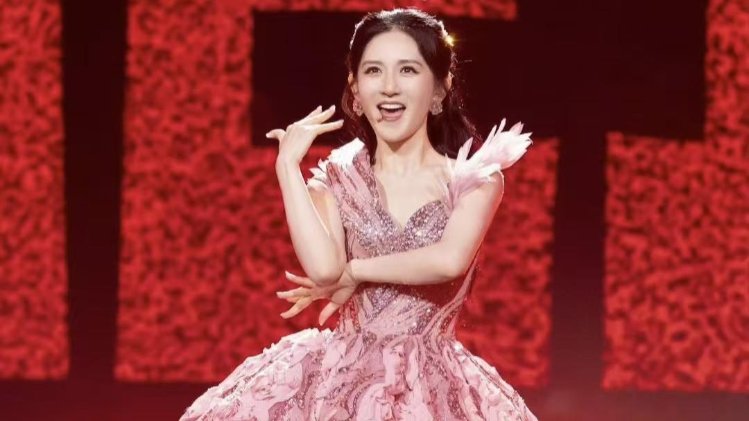 谢娜演唱会全国巡演，快乐情怀还能卖几回？路人嫌吃相难看