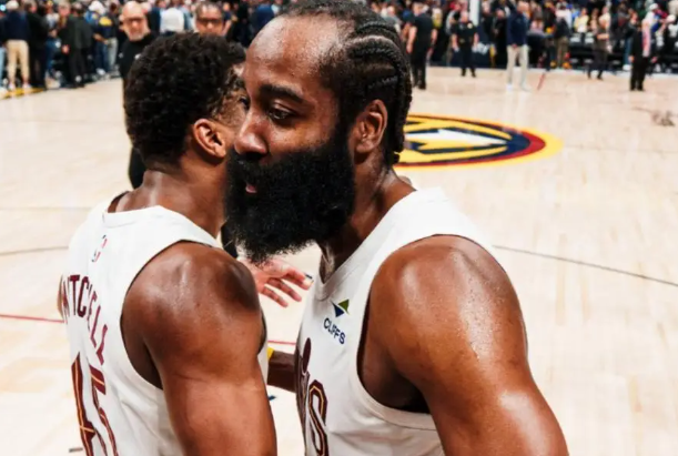 看哈登季后赛的数据你会发现，他不仅比不了 mvp，他也就普通明星一个水平，别说他