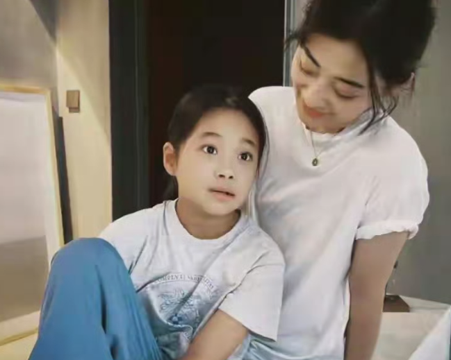 梅婷老公太浪漫了！
梅婷女儿名叫曾慕梅，不是因为喜欢梅花，而是她老公叫曾剑，“曾