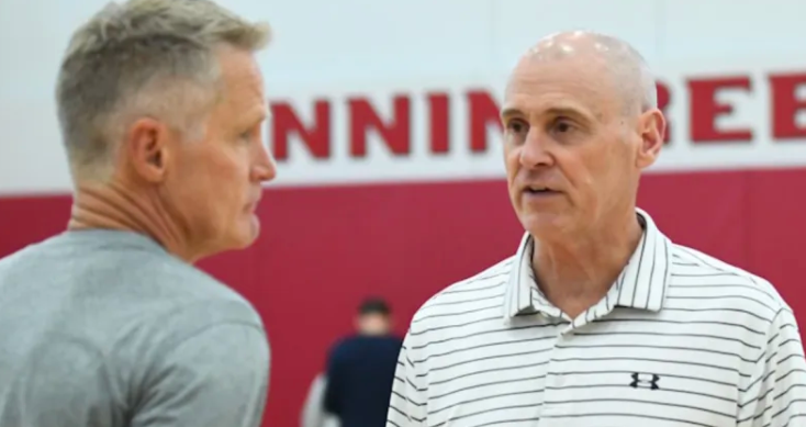 里克-卡莱尔今日在德雷蒙德-格林的播客中透露，自己在2014年曾建议史蒂夫-科尔