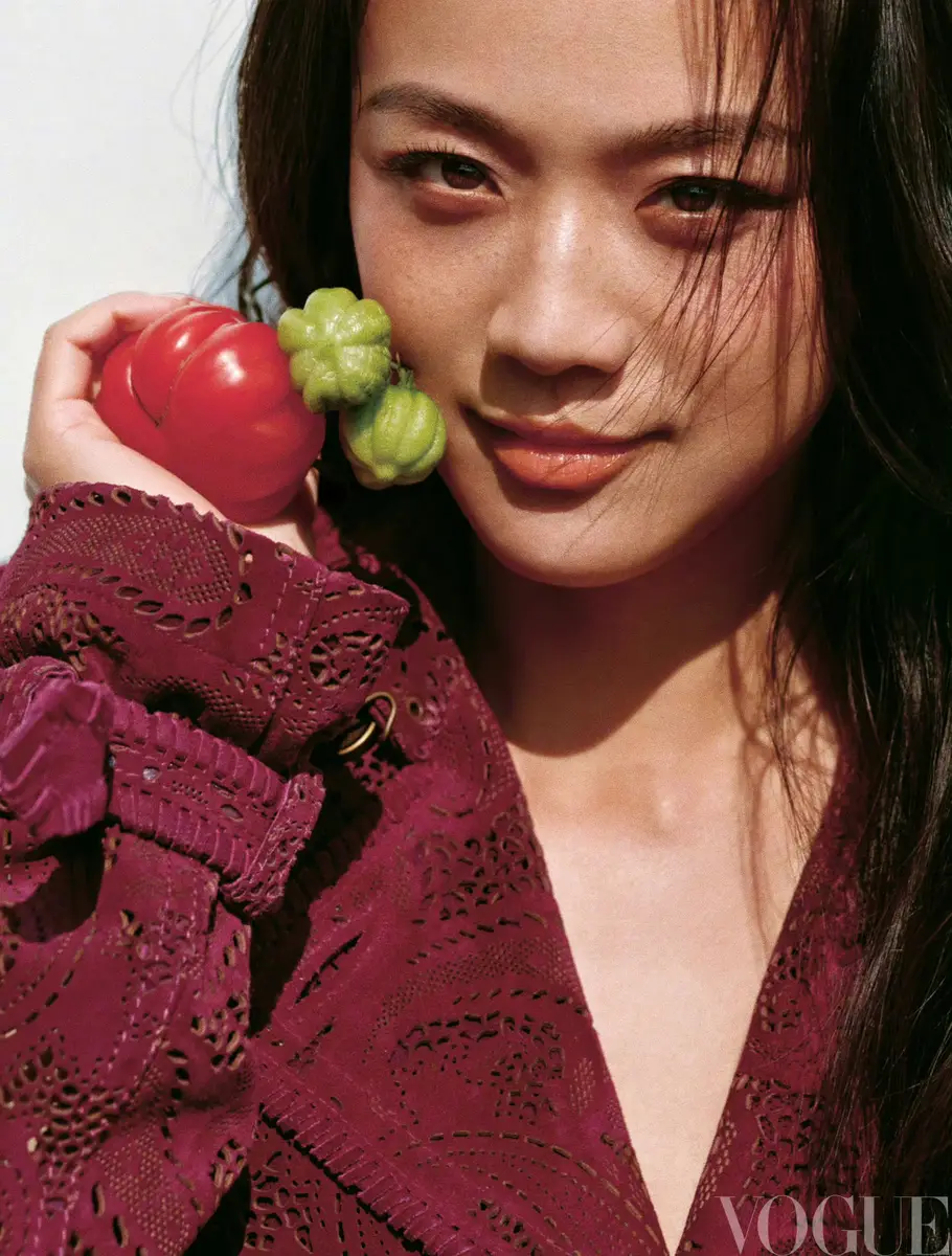 汤唯穿酒红外套顶小南瓜 春日花园造型尽显自然烟火气