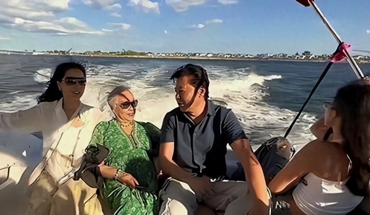 59岁演员炫耀美国生活：祖孙三代奢华享乐，声称我努力我尽情享受。
 
为啥有钱了