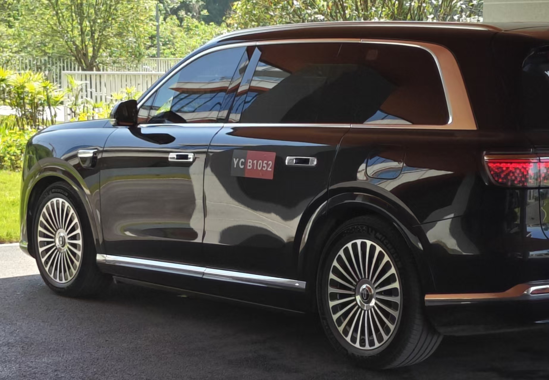 终于等到26款问界M9的无伪装路照！一眼就看到了诚意满满的升级：
 告别隐藏式门