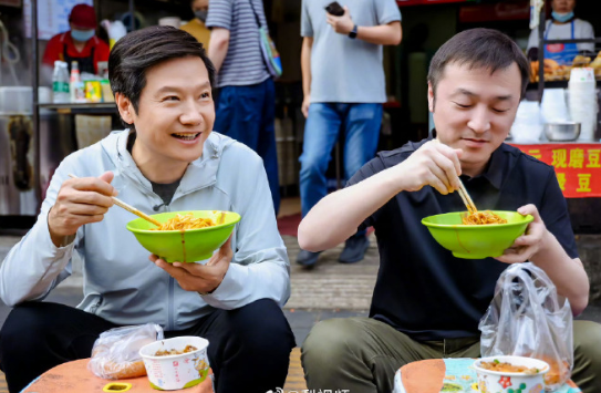 6月15日，雷军 分享：“今天早上在武汉过早，来了份热干面、面窝和三鲜豆皮，丰盛