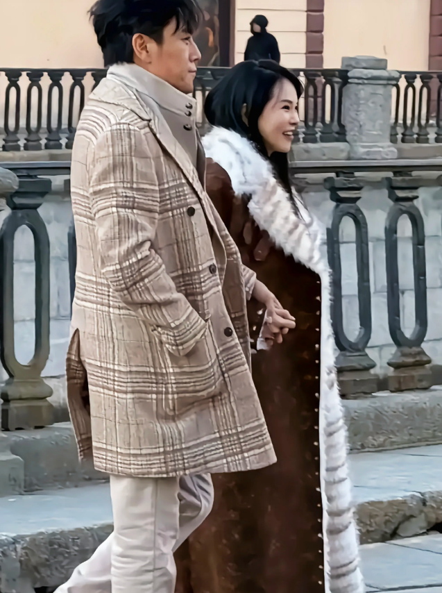 58岁伊能静和秦昊现身俄罗斯皮衣外套条纹丝袜名牌包尽显奢华
58岁的伊能静和秦昊