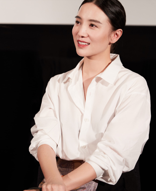 镁光灯下的白玉兰奖杯闪着冷冽的光
宋佳却想起华坪女高凌晨五点的天色
剧集爆红后，