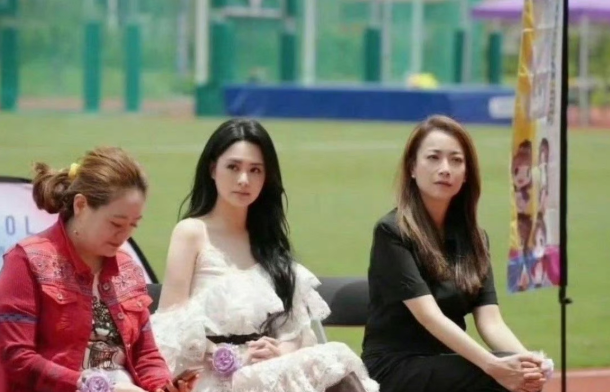 44岁的阿娇面部折叠度也太厉害啦
在阳光下她的眉骨就跟自带遮阳效果似的 ​