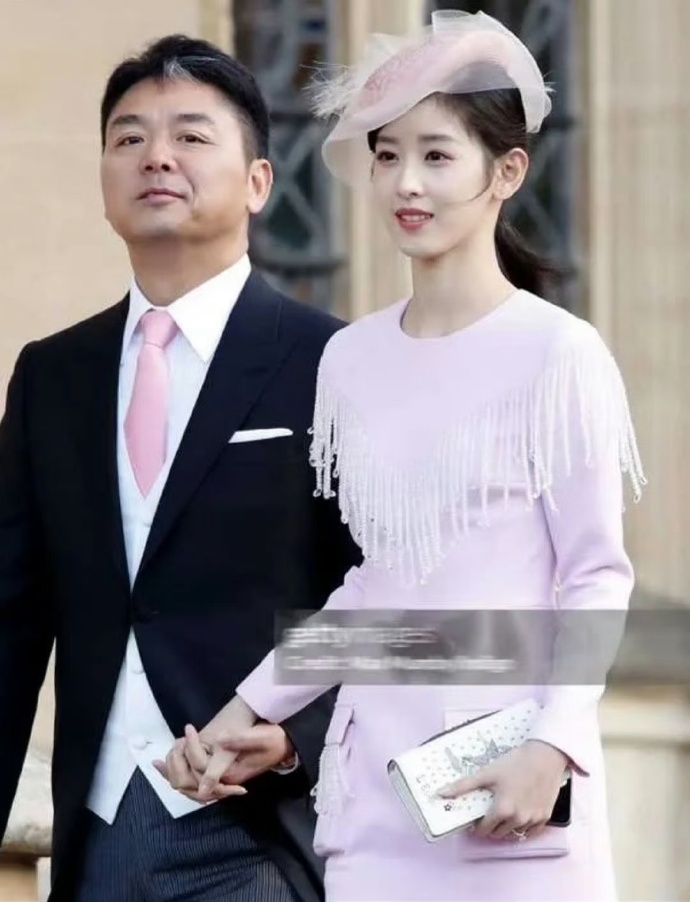 刘强东章泽天领证后合照曝光！
刘强东当时41岁，章泽天还差1个月才满22岁，年龄