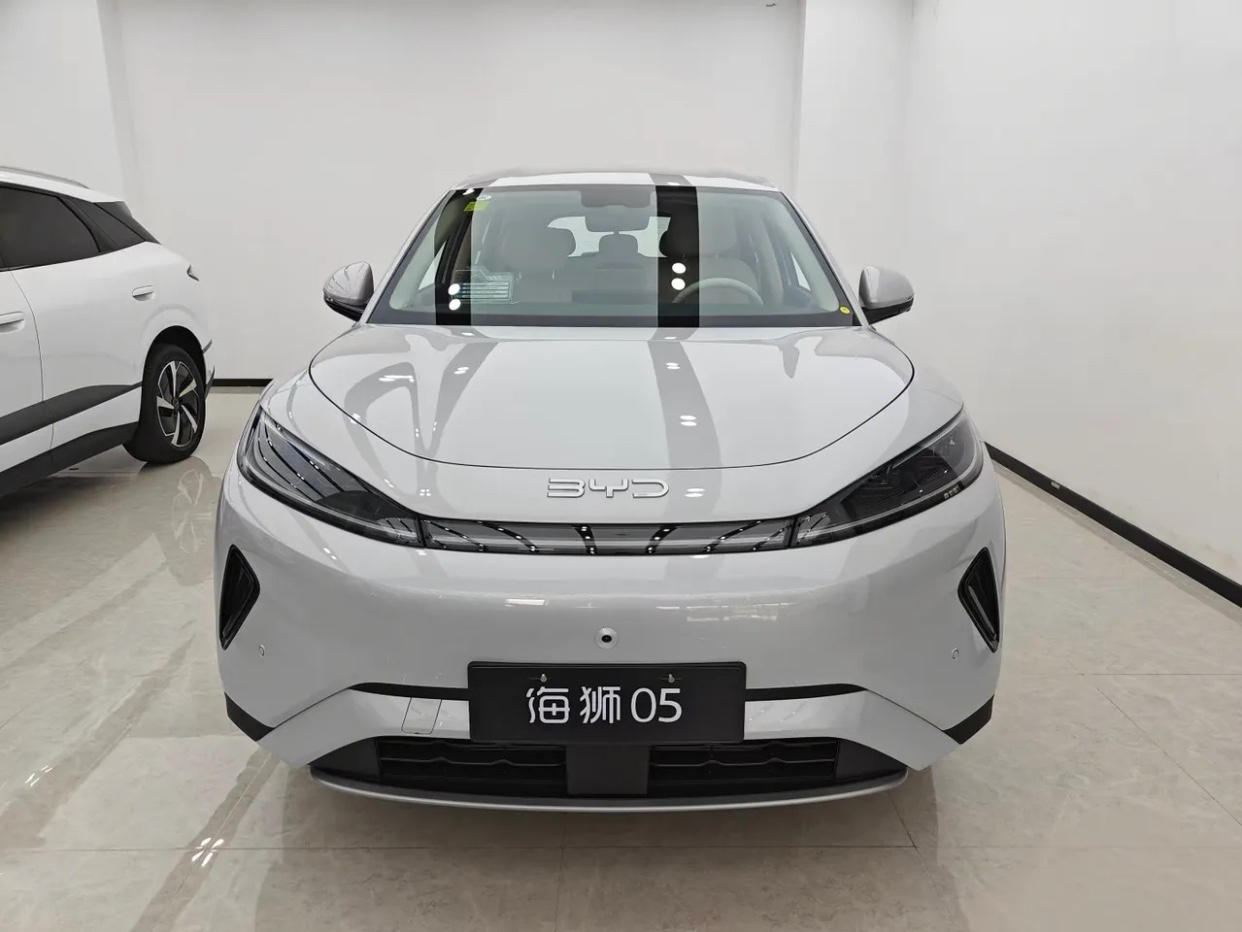 比亚迪和吉利是当前自主品牌的两大龙头，两家发展路线完全不同，后劲各有优势，很难简单分出高下。