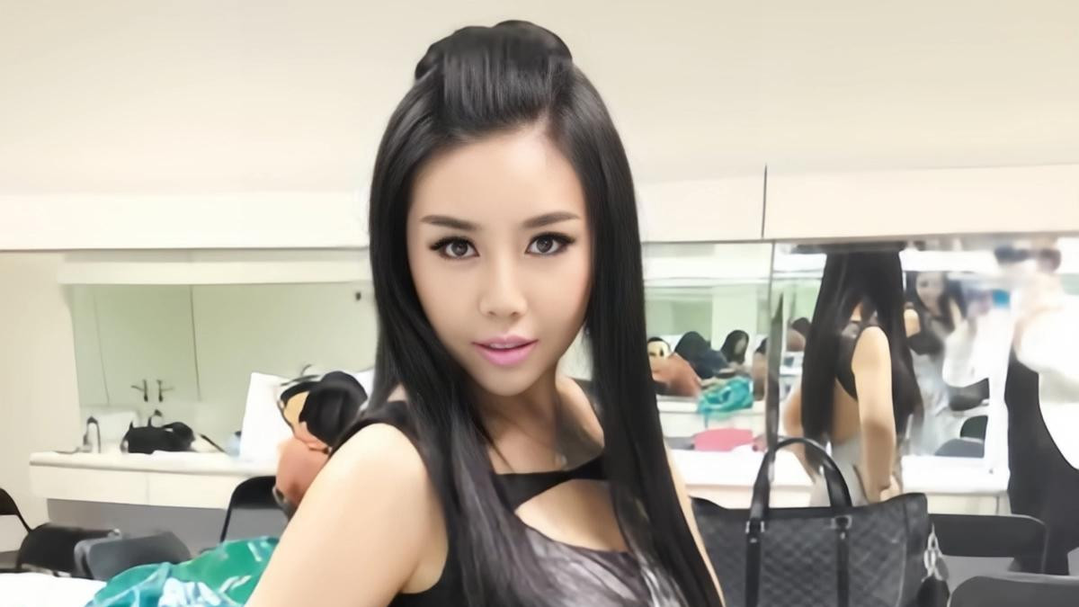 纪敏佳发福严重，性感身材消失不见，网友表示还是穿皮裤好看