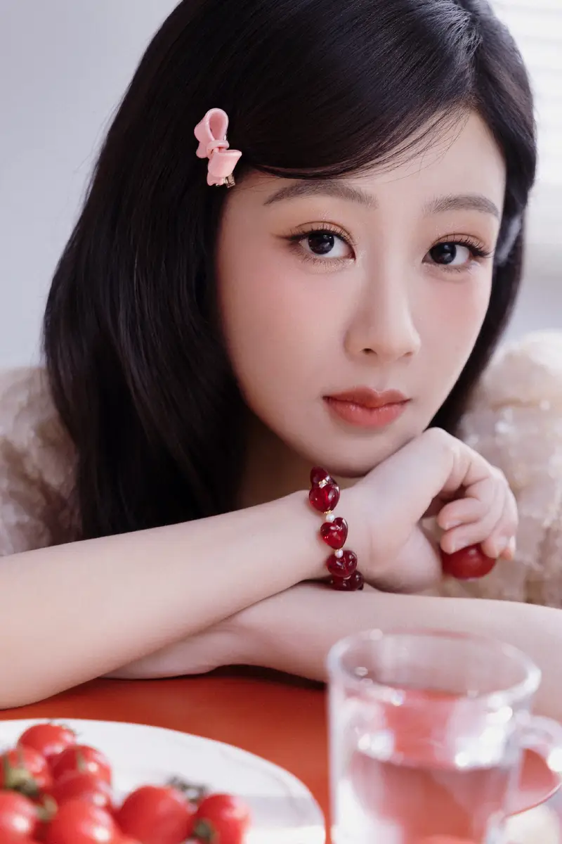 杨紫穿蕾丝裙美腿修长 头戴粉色小卡子娇俏又少女