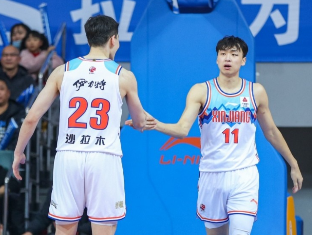 CBA最新消息：据知名篮球自媒体人球圈赵探长发文：宁波男篮赛季双杀新疆男篮，老将