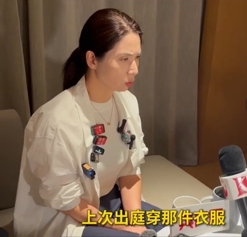 从“耻辱之衣”到挣脱枷锁，崔丽丽的勇气照亮维权路。
崔丽丽的故事，是创伤与重生的