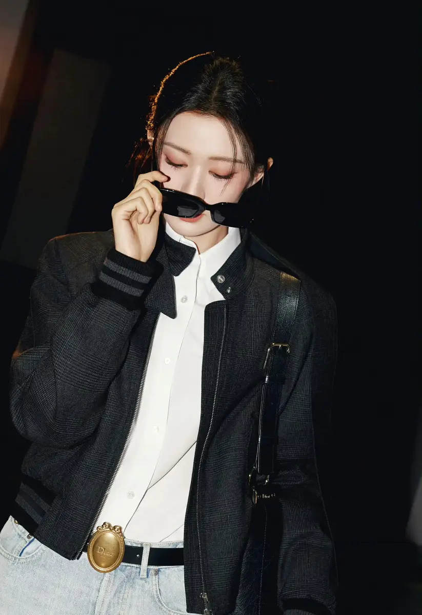 王楚然启程巴黎时装周 冷飒造型走路带风