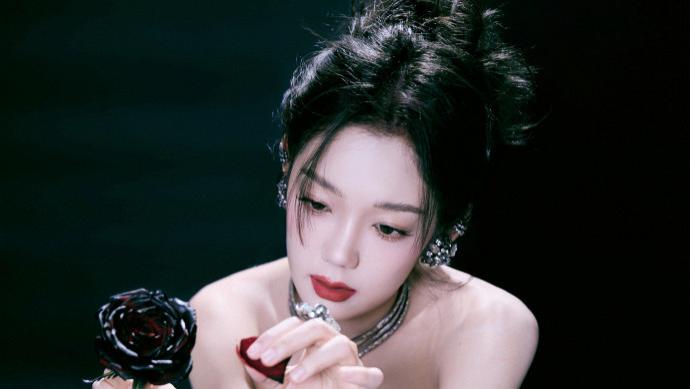 希林娜依高的这组妆造，感觉是不是超nice的，喜欢！