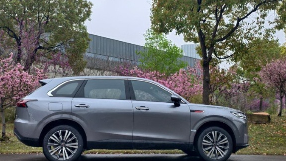 开了家里人的红旗HS6 PHEV有大半年了，大概5000公里左右，这辆红旗HS6