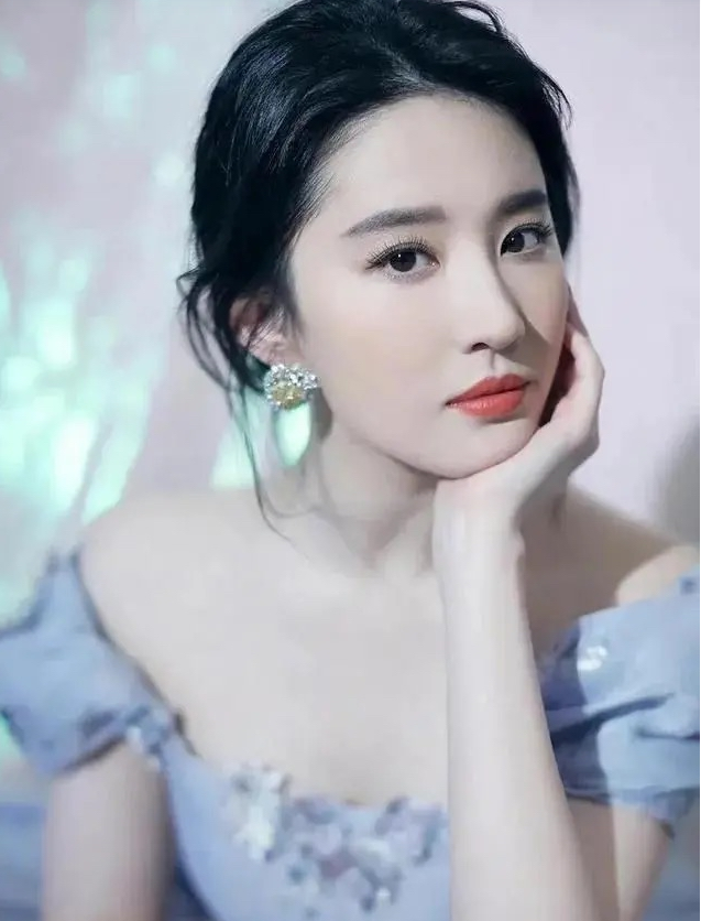 38岁的刘亦菲不仅依然颜值在线而且活得越来越清醒通透
人人都说她美，可她说：
无