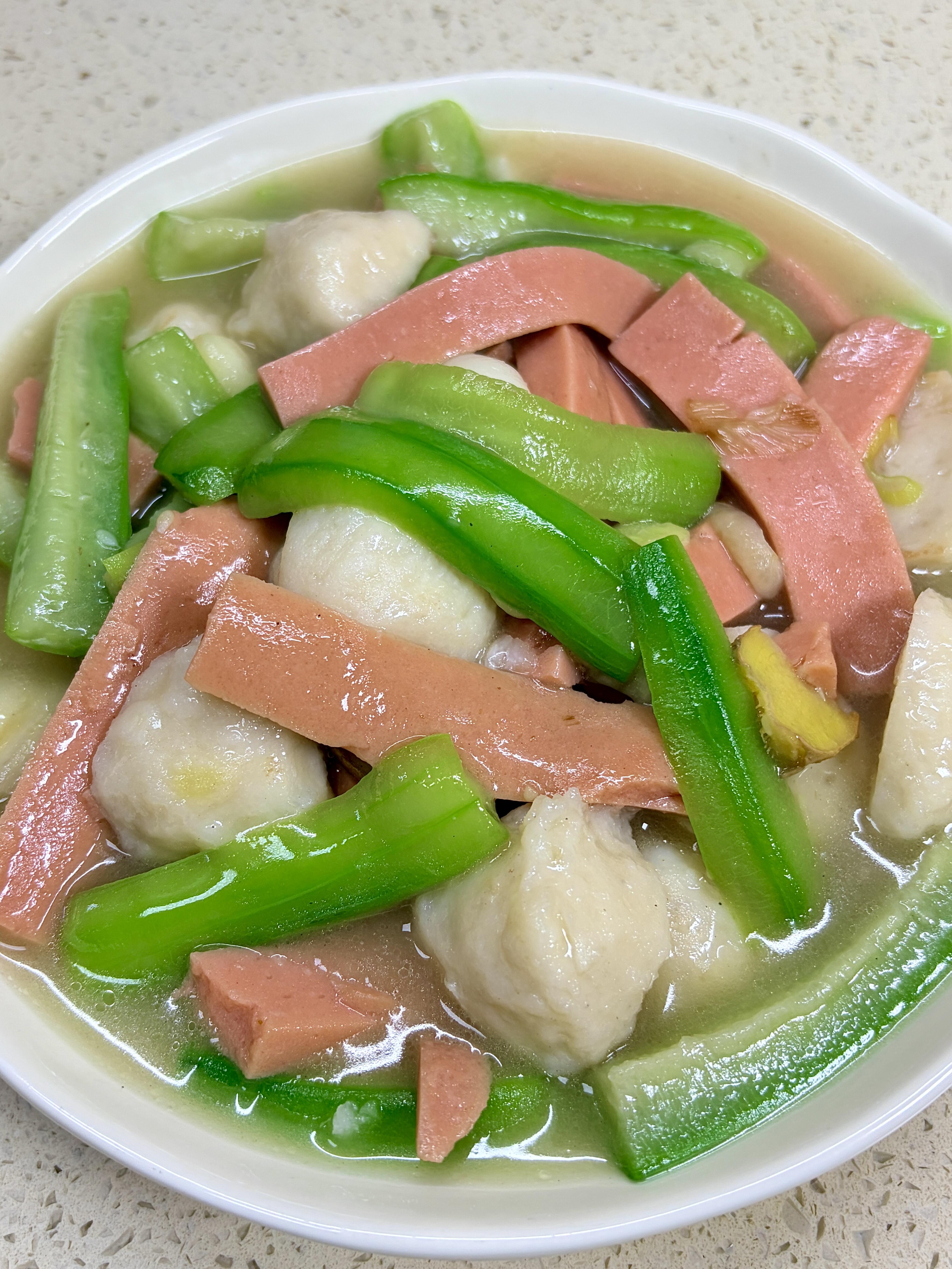 丝瓜烧丸子｜10分钟快手家常菜，鲜到舔盘
夏天的家常硬菜，非这道丝瓜烧丸子莫属！