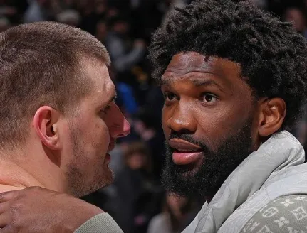 今日，掘金对阵76人的比赛即将开始。

赛前，美国篮球媒体TheHoopCent