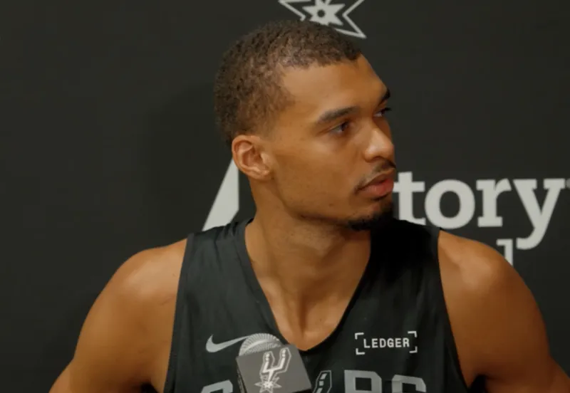 马刺球员维克托-文班亚马在训练结束后接受了采访。

记者：这赛季你个人和开拓者还