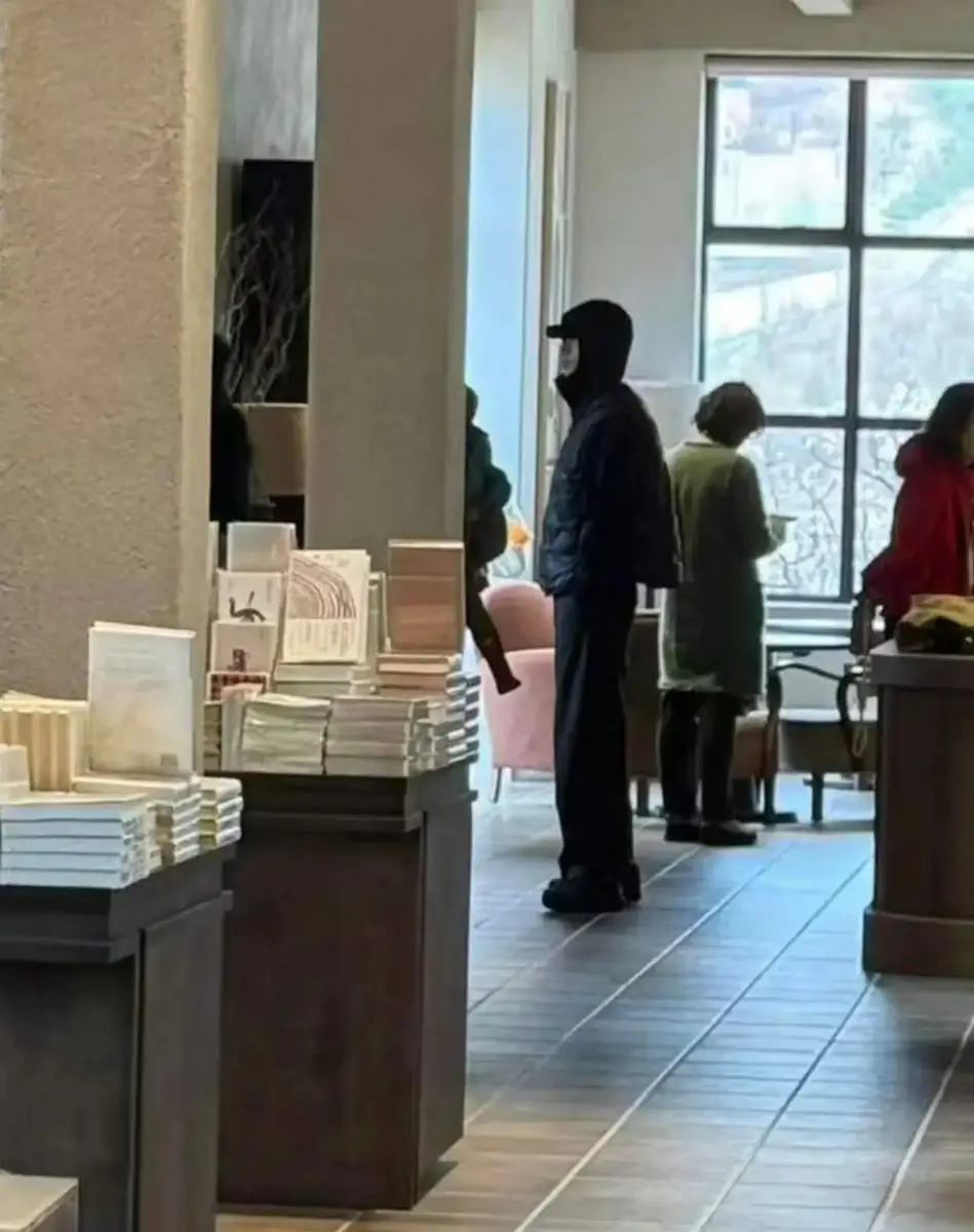 魏晨携家人出游松弛随性 抱儿子逛店尽显奶爸风采